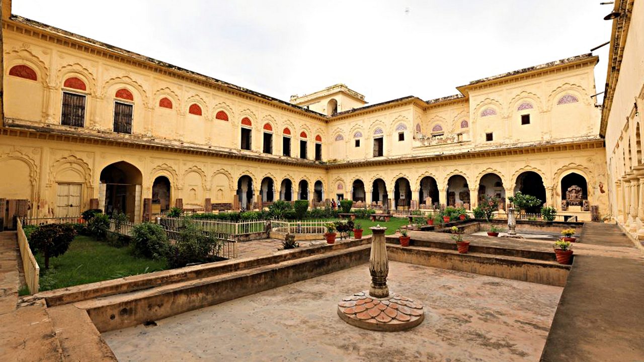 1-palace-of-rani-laxmi-bai