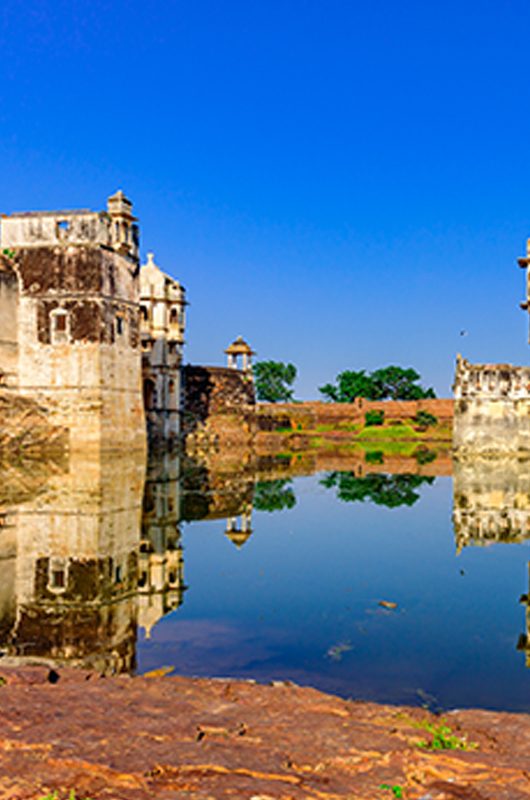 Queen Padmini’s Palace is one of the earliest palaces in India to be constructed completely surrounded by water. It is three storied building  built in medieval era in Rajasthani architectural style.