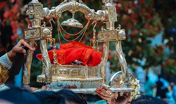 Bangalore, India 30th August 2022: Jain palnaji celebration. 14 sapne of Lord Mahaveer. Devotees offer Vaskep which is a pure holy powder made out of chandan. Mahaveer palna jhula festival.