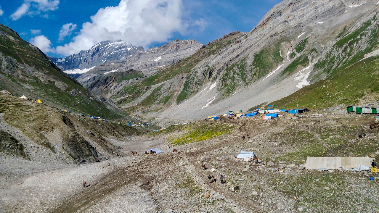 shri amarnath yatra trek in mountains of kashmir