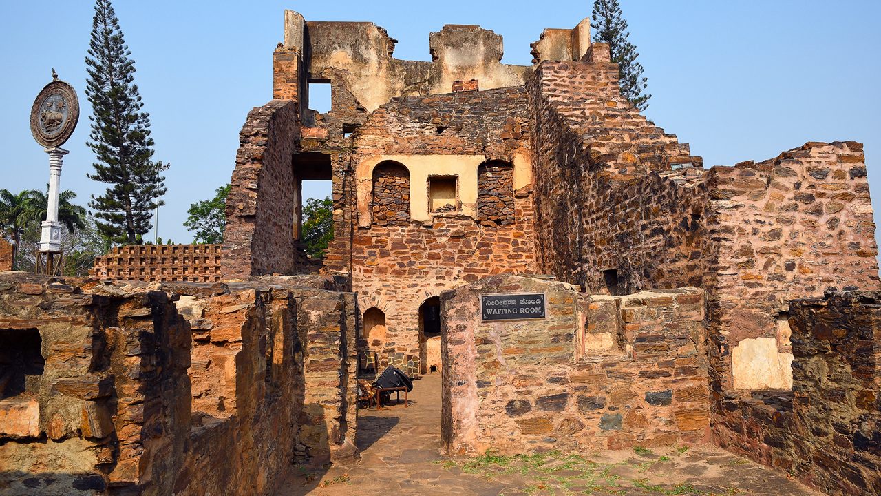 Kittur, also known as Kitturu was held by the Desai marathas of Kittur, as well as Rani Chennamma, a lingayat woman warrior of Karnataka who revolted against the British in 1824. 