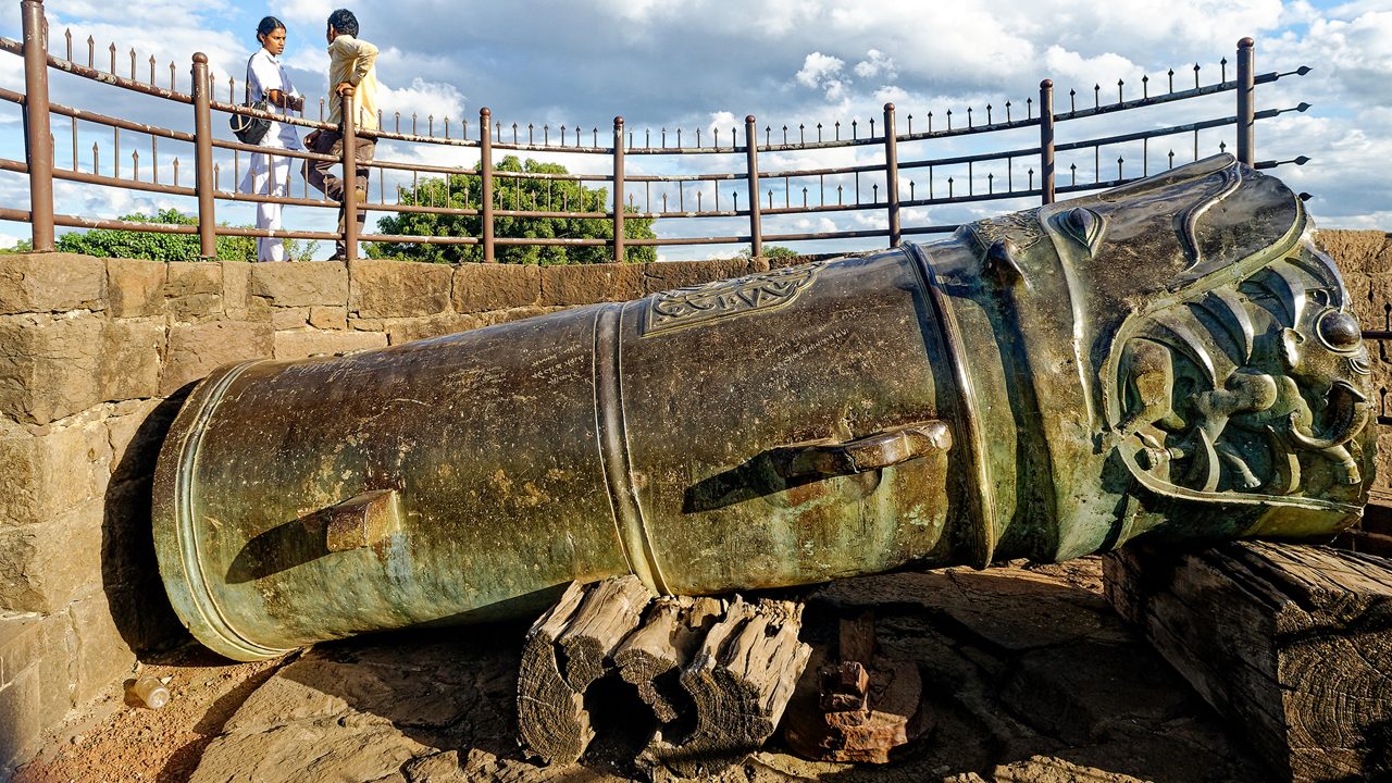 Bijapur karnataka India November 15 2009 Malik-e-Maidan literally means the Monarch of the Plains and is the largest mounted medieval cannon in the world