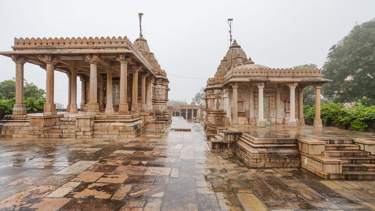 2-satbees-devri-temple-jain-temple-chittorgarh-rajasthan-attr-hero