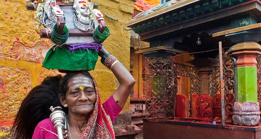 F2CCHK Devotee of the goddess Yellamma inside the Yellamma temple. She is holding the altar of the goddess on her head ( India)