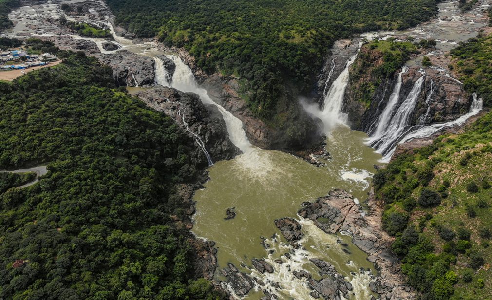 Gaganachukki falls, Cauvery gushing through