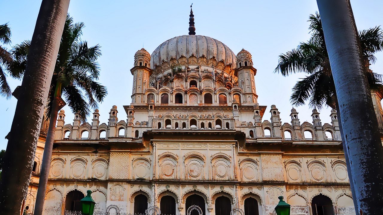 2-tomb-of-bahu-begum-ayodhya-uttar-pradesh-attr-hero