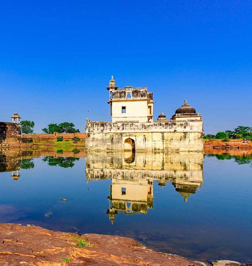 Queen Padmini’s Palace is one of the earliest palaces in India to be constructed completely surrounded by water. It is three storied building  built in medieval era in Rajasthani architectural style.