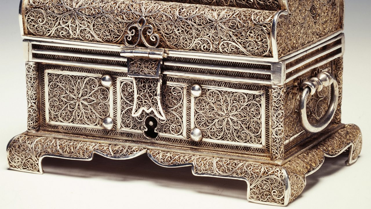 little masterpiece of art in golden or silver filigree. casket