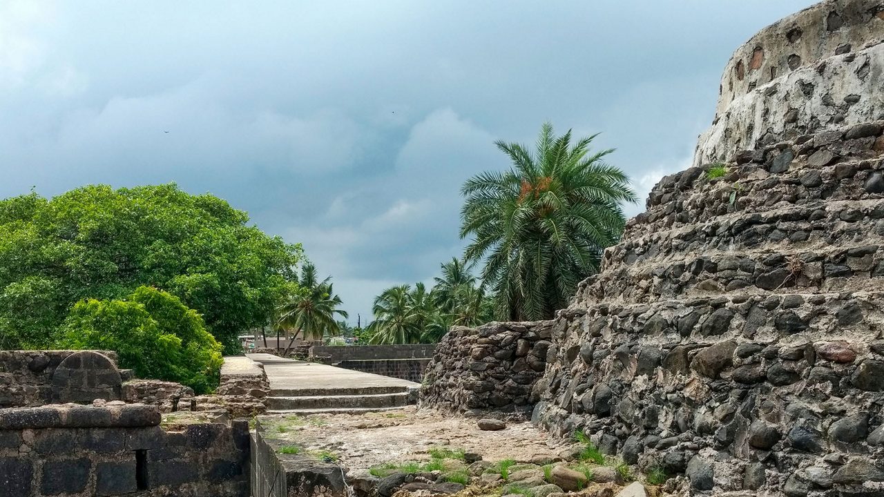 a picture of arnala fort with stone texture and design.