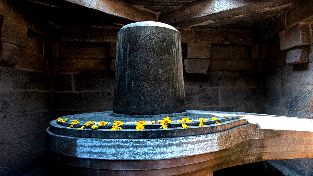 Badavilinga Temple is a wonderful temple in Hampi dedicated to Lord Shiva. The Hindu deity Shiva is worshipped in the form of a Linga in this temple