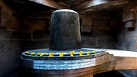 Badavilinga Temple is a wonderful temple in Hampi dedicated to Lord Shiva. The Hindu deity Shiva is worshipped in the form of a Linga in this temple