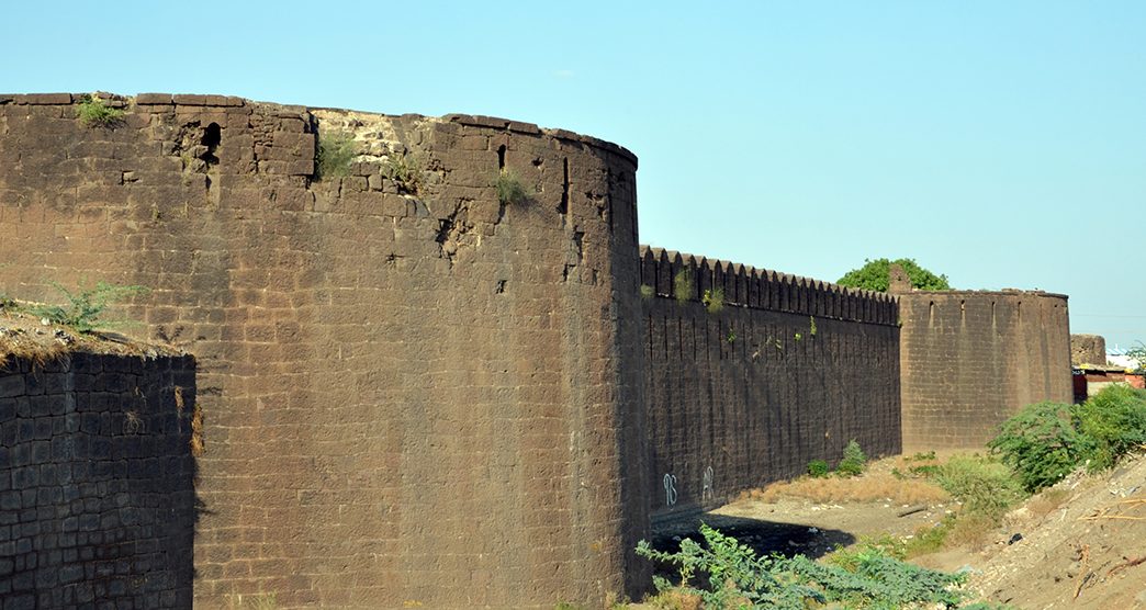 bijapur-fort-bijapur-karnataka-1-attr-about