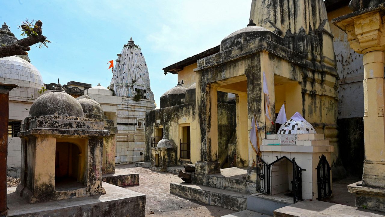 2BTYC7X Cluster of small temples in the sacred temple town of Chandod where rivers Saraswati, Narmada and Orsang meet, Chandod, Gujarat, India, Asia