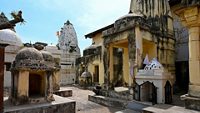 2BTYC7X Cluster of small temples in the sacred temple town of Chandod where rivers Saraswati, Narmada and Orsang meet, Chandod, Gujarat, India, Asia