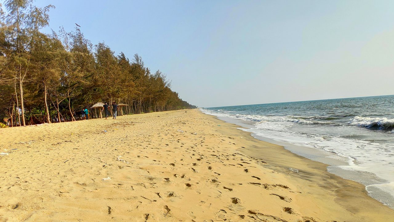 cherai beach view in sunny day