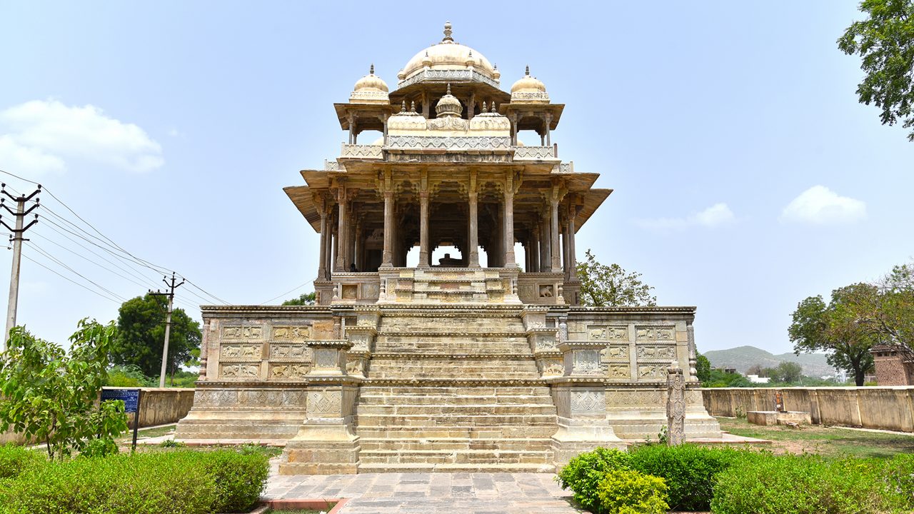 eighty-four-pillared-cenotaph-bundi-r