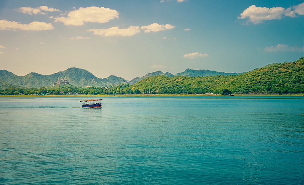 Mesmerizing view of Fateh Sagar Lake situated in the city of Udaipur, Rajasthan, India. It is an artificial lake popular for boating among tourist who visits City of lakes to enjoy vacations.