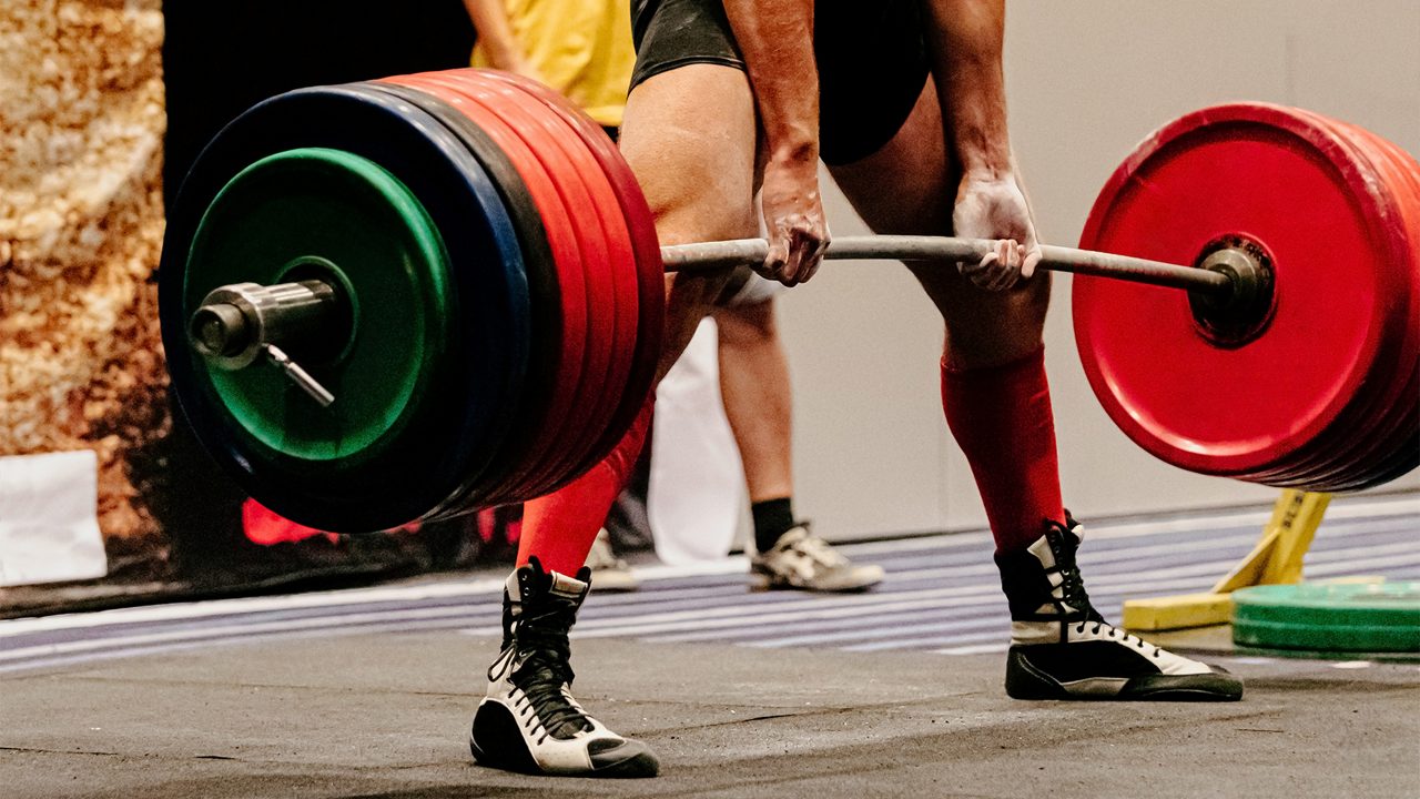 man powerlifter record weight deadlift in powerlifting competition