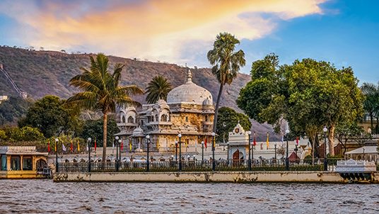 perfect-pre-wedding-shoot-ideas-to-pose-in-udaipur-2