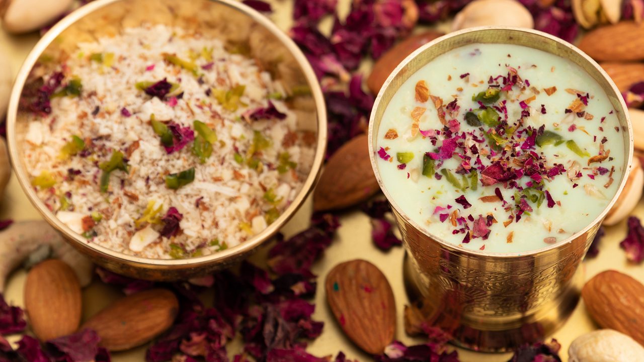 Kesariya Thandai Or Kesaria Sardai - Traditional Indian Sweetened Refreshing Milk Flavored Beverage, Masala Drink Widely Enjoyed On Indian Festival viz. Holi, Diwali, Holla Mahalla And Maha Shivaratri