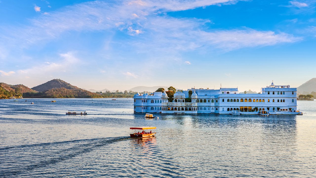 Taj Lake Palace on lake Pichola in Udaipur, Rajasthan, India.