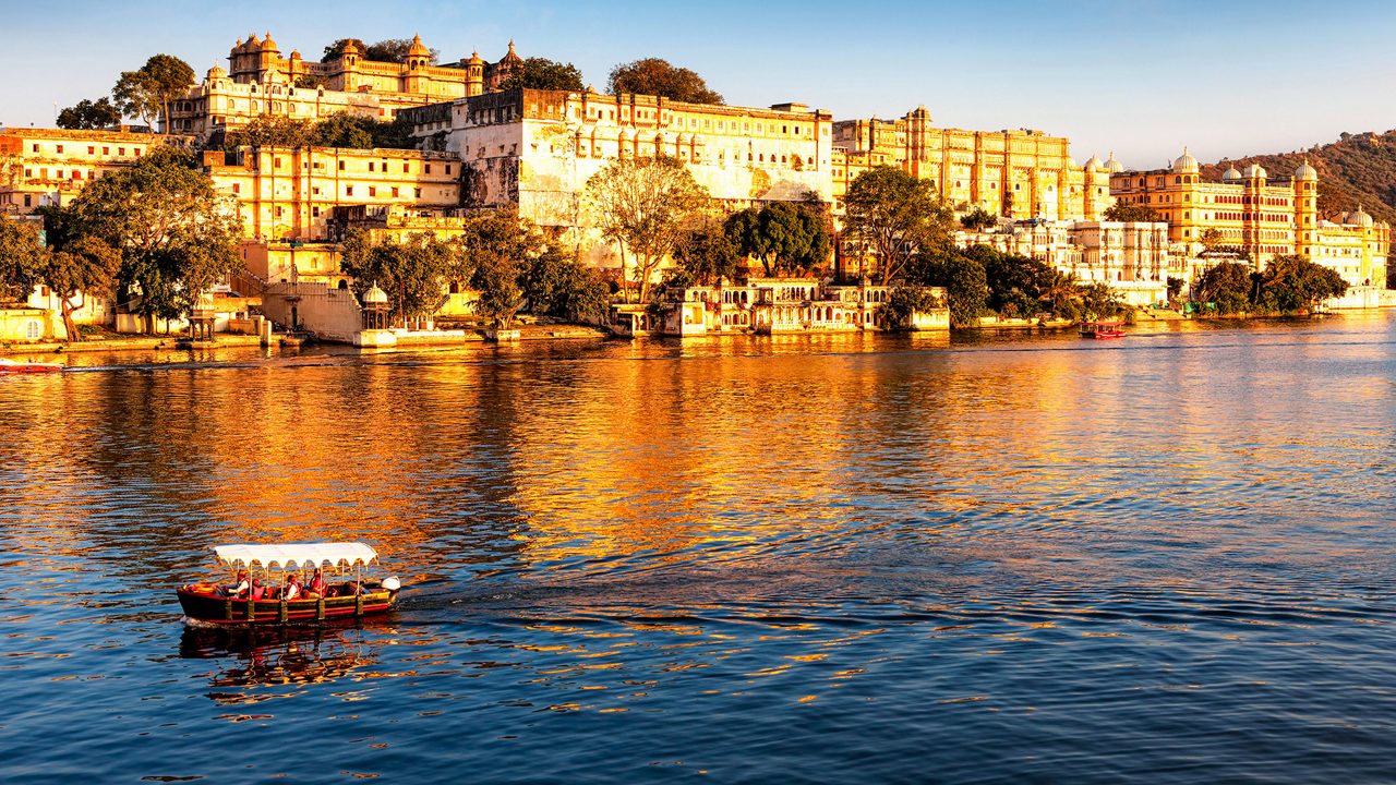 Lake Pichola and City Palace, Udaipur, Rajasthan, India, Asia.