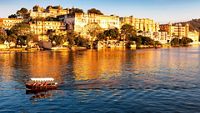 Lake Pichola and City Palace, Udaipur, Rajasthan, India, Asia.