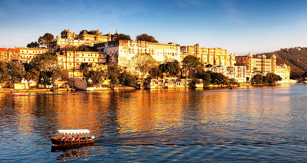 Lake Pichola and City Palace, Udaipur, Rajasthan, India, Asia.