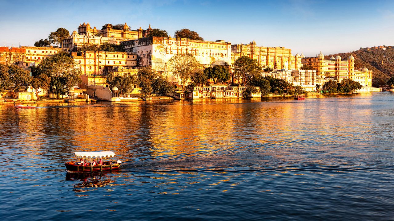 Lake Pichola and City Palace, Udaipur, Rajasthan, India, Asia.