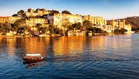 Lake Pichola and City Palace, Udaipur, Rajasthan, India, Asia.