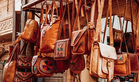 India Rajasthan. Selling leather bags in Jaisalmer Stock Photo