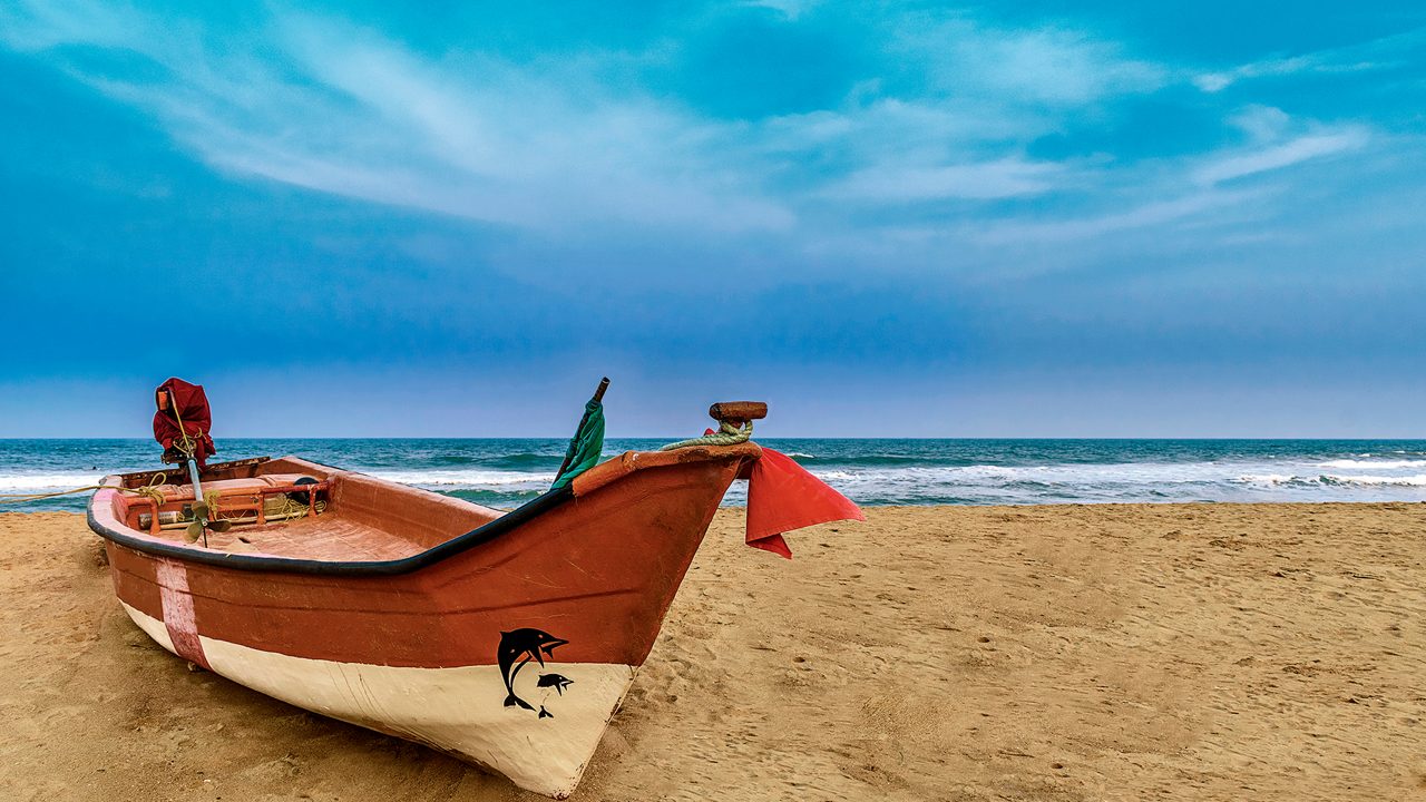 Lonely boat at mahabalipuram, mamallapuram beach, India