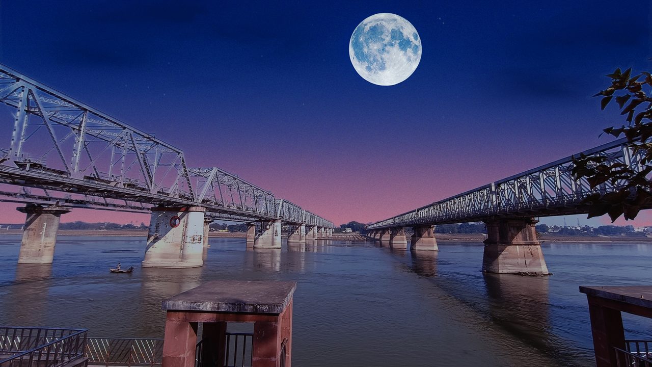 The old Sonpur Bridge, also known as the Mahatma Gandhi Setu, is an iconic structure in Bihar, India. Completed in 1982, it spans the Ganges River, connecting Patna to Hajipur.