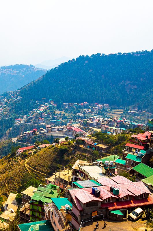 Mashobra is a lush green expanse in Himachal Pradesh, tucked away at a height of about 7700 feet. Mashobra's proximity to Shimla makes it a perfect alternative for people who are looking for a peace.