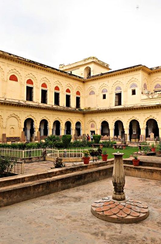 palace-on-rani-laxmi-bai-jhansi-up-1-attr-nearby