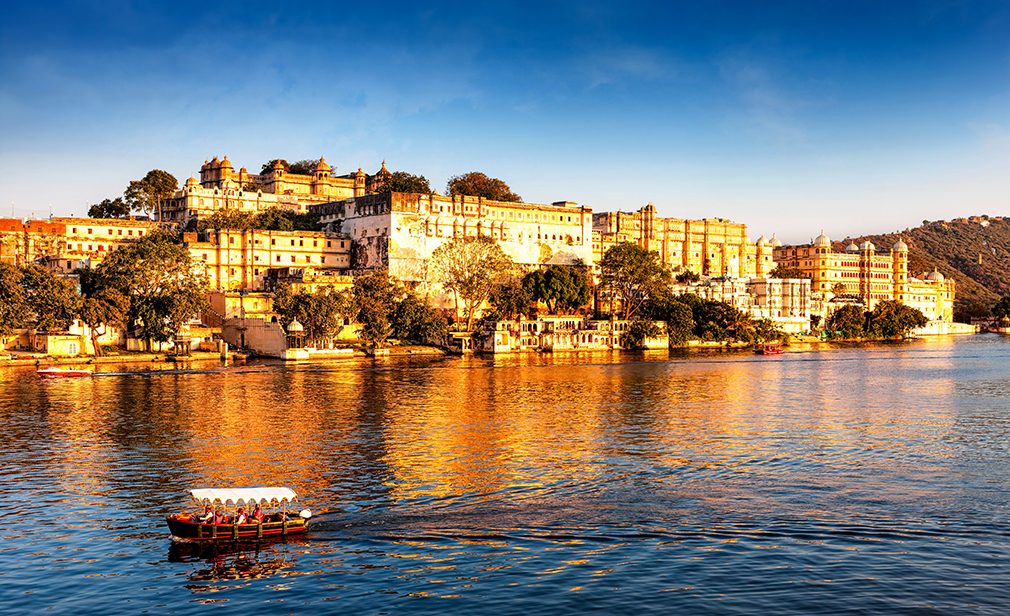 Lake Pichola and City Palace, Udaipur, Rajasthan, India, Asia.