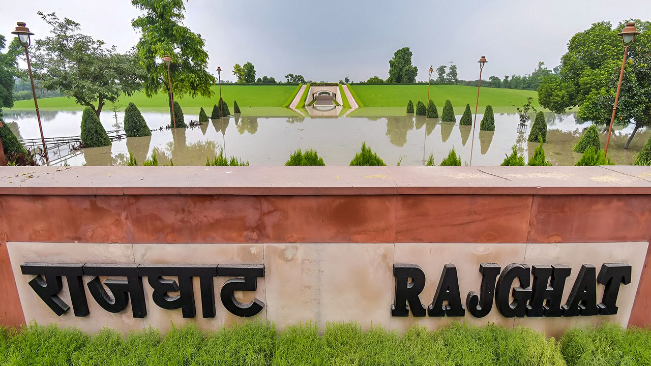 Pay homage at Raj Ghat in Delhi | Incredible India
