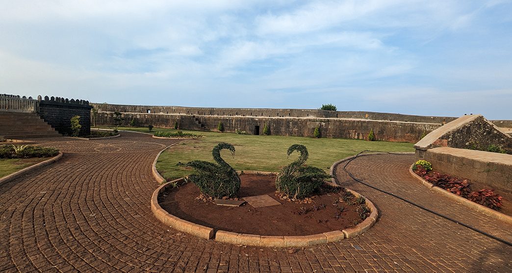 rajhansgad-yellur-fort-belagavi-karnataka-attr-about