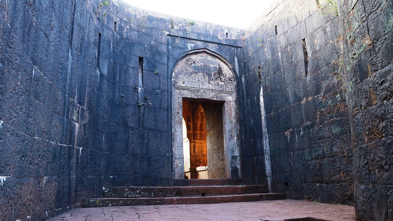 rajhansgad-yellur-fort-belagavi-karnataka-attr-hero-1