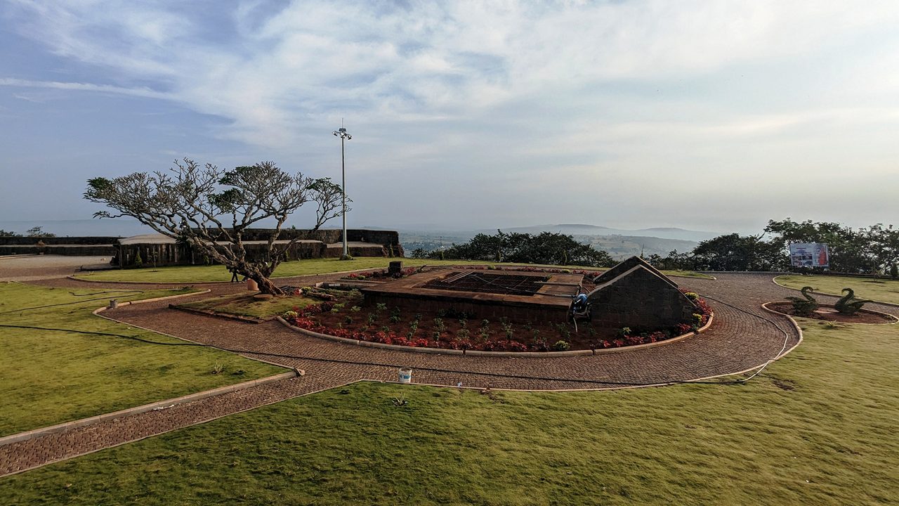 rajhansgad-yellur-fort-belagavi-karnataka-attr-hero-2