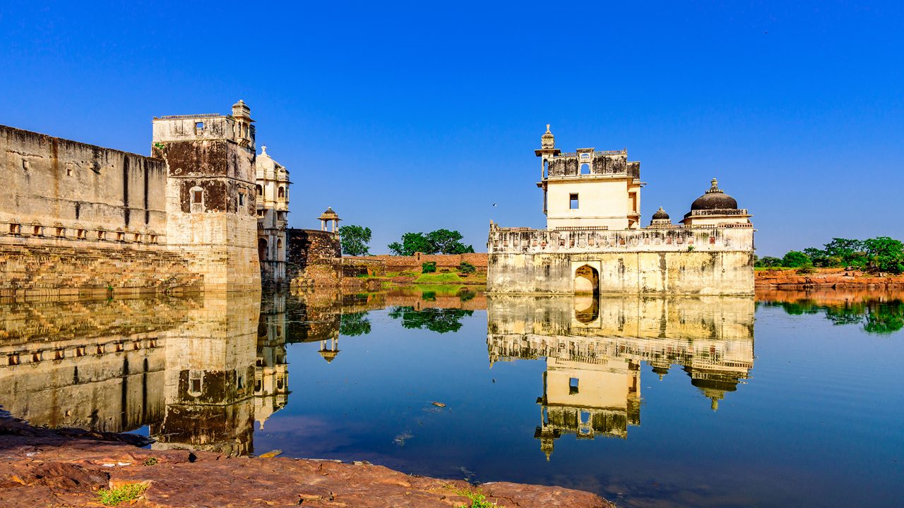 Queen Padmini’s Palace is one of the earliest palaces in India to be constructed completely surrounded by water. It is three storied building  built in medieval era in Rajasthani architectural style.