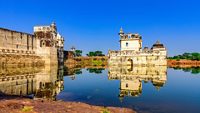 Queen Padmini’s Palace is one of the earliest palaces in India to be constructed completely surrounded by water. It is three storied building  built in medieval era in Rajasthani architectural style.