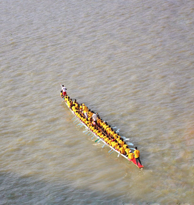 a ricing boat way to home after ending a race.