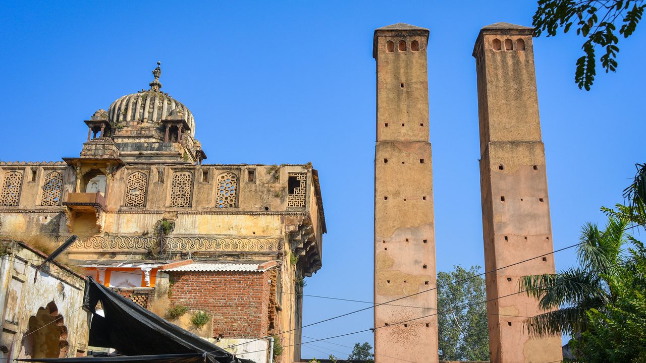 sawan-bhado-pillars-orchha1-madhya-pradesh-attr-hero