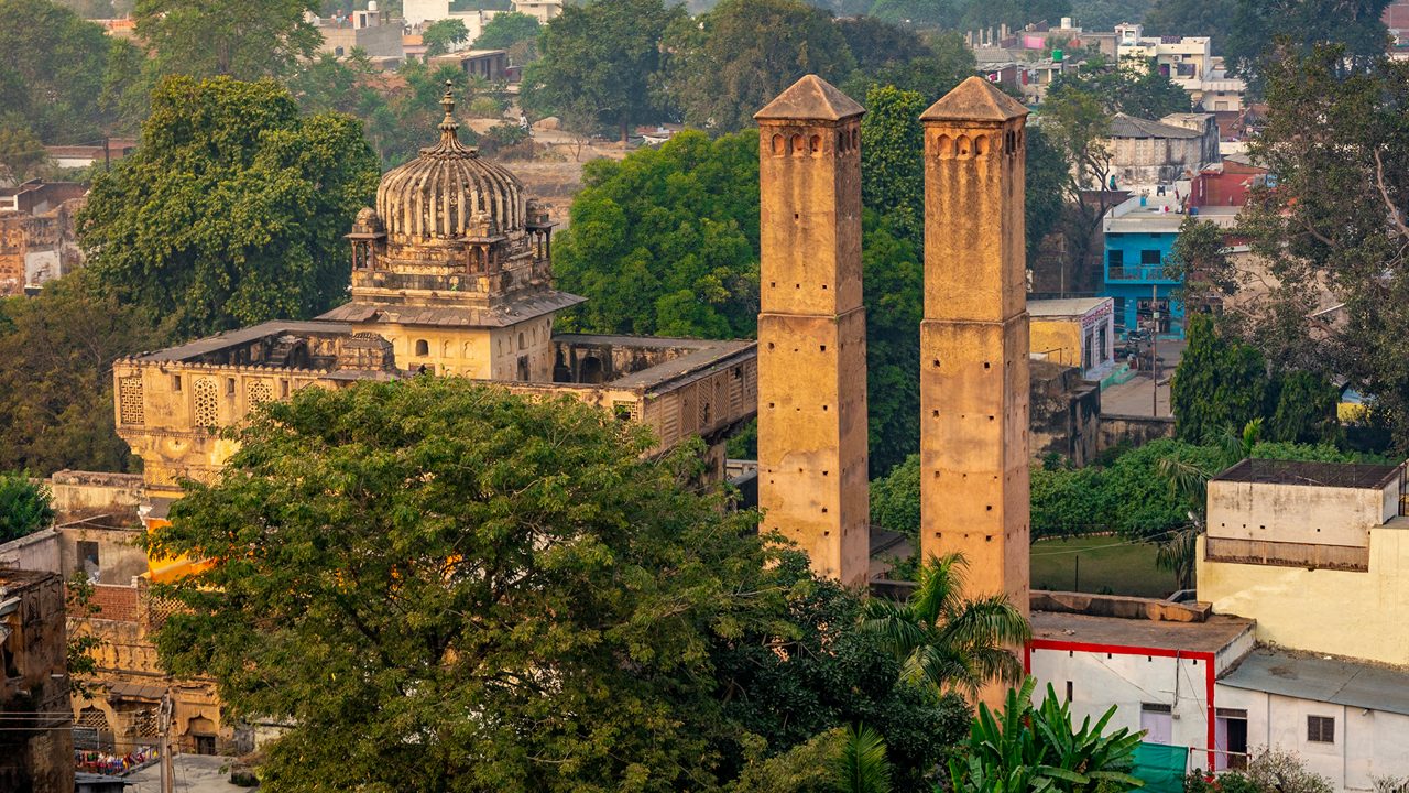 sawan-bhado-pillars-orchha2-madhya-pradesh-attr-hero