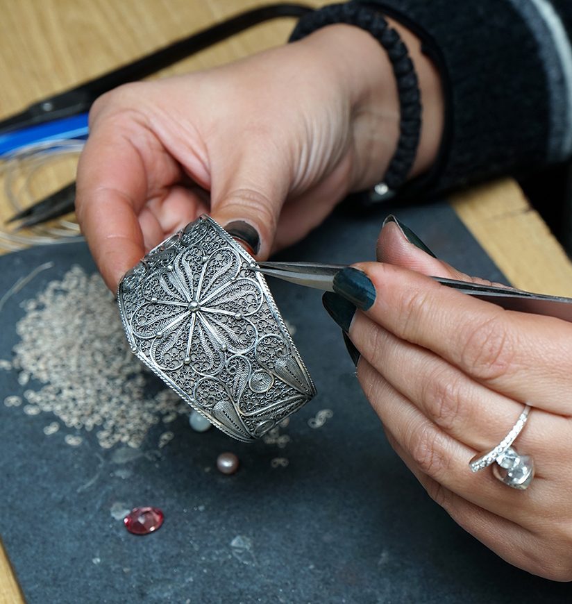 Making filigree silver. Silver jewelry