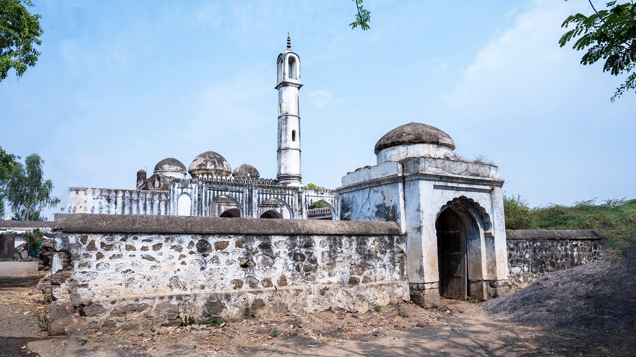 swinging-towers-of-farkande-jalgaon-maharashtra-1-attr-hero
