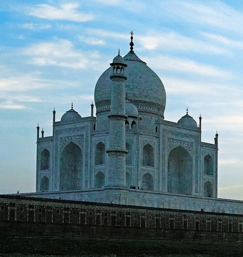 Sunset over the Taj Mahal and Yamuna River near Agra in Rajasthan in Northern India