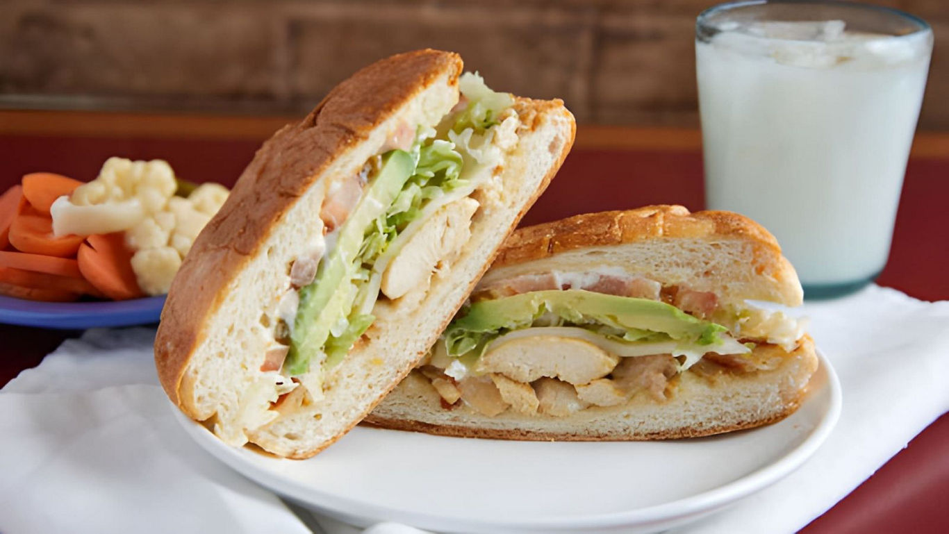 Chicken sandwich with fresh vegetables