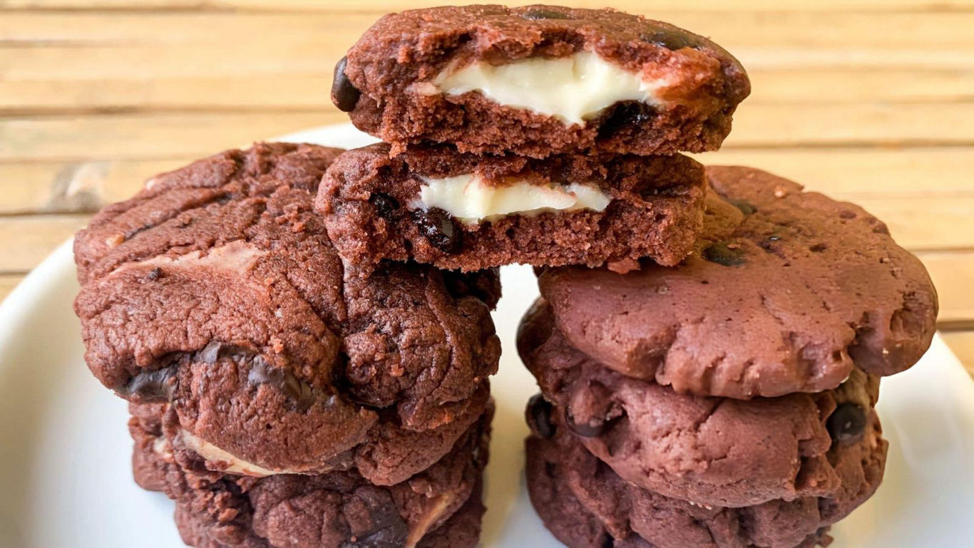 Stacked Chocolate Cookies with Cream Filling